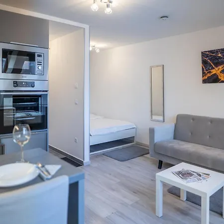 Antracit - Csendes Belvárosi Szállás, Saját Garázzsal Apartman *