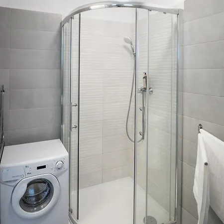 Antracit - Csendes Belvárosi Szállás, Saját Garázzsal Apartman *